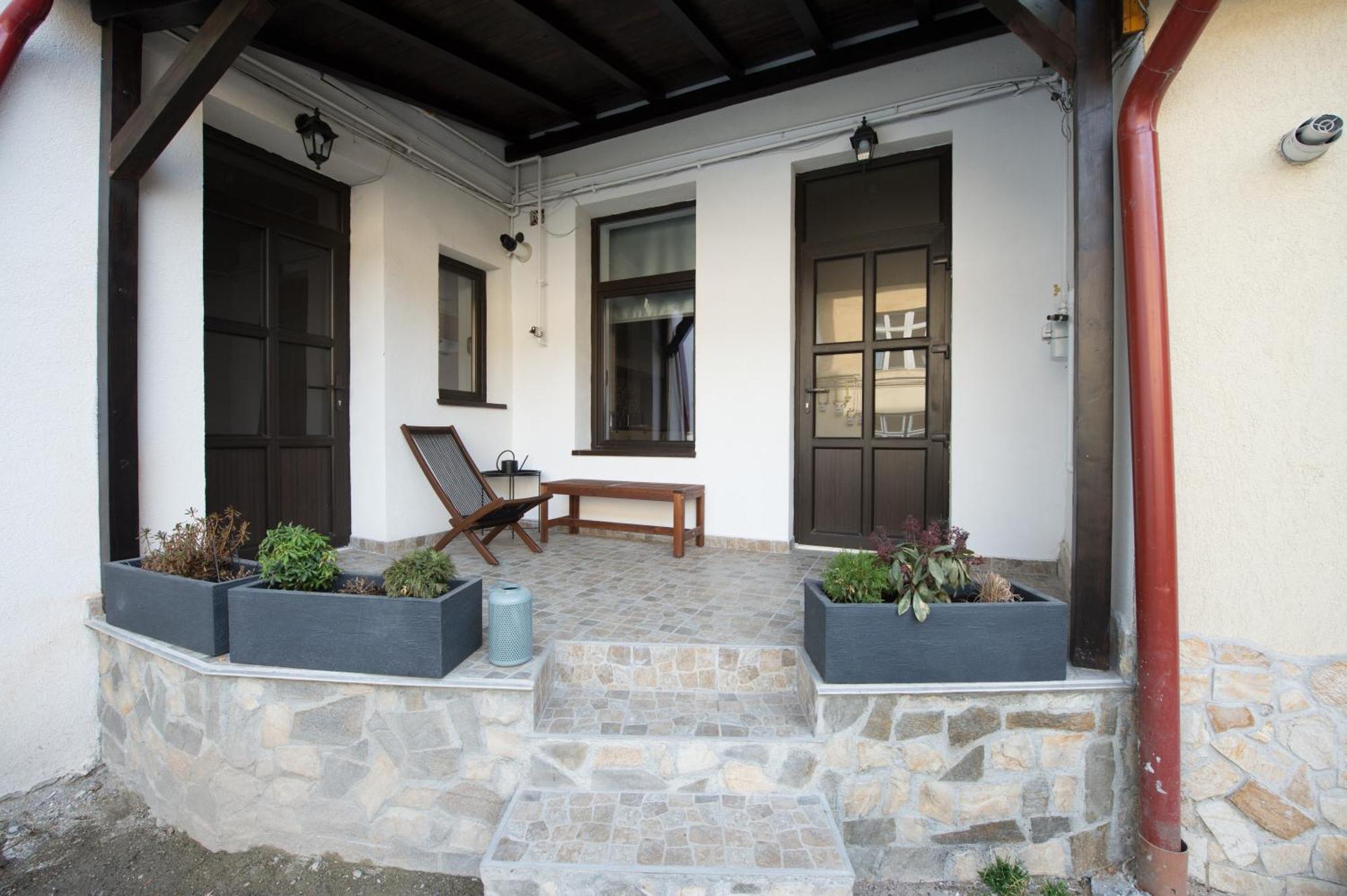 Lovely Brasov Flat With Patio And Mountain Views Eksteriør bilde